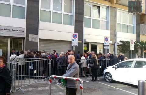 Code all'Amtab, non c'� soluzione: necessario il rinnovo per gli over 65?